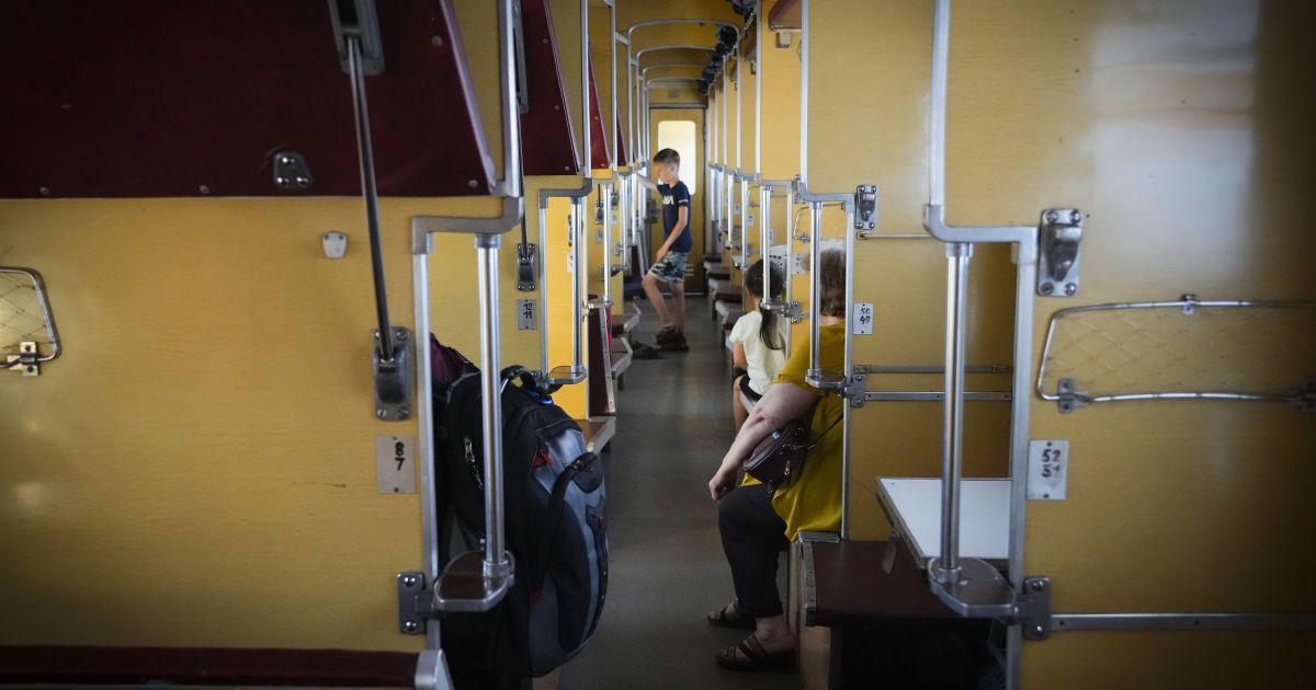 "Укрзалізниця" допомагає з евакуацією жителів Херсона.