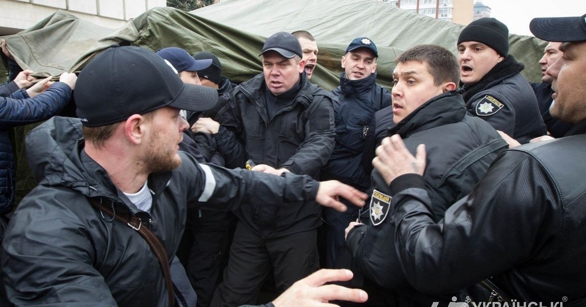 В центре Киева произошла драка между полицией и митингующими-маршрутчиками