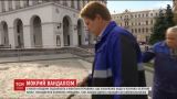 В Киеве вандалы красят воду в фонтанах