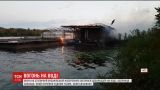 Плавающий ресторан на воде сгорел на Русановской набережной