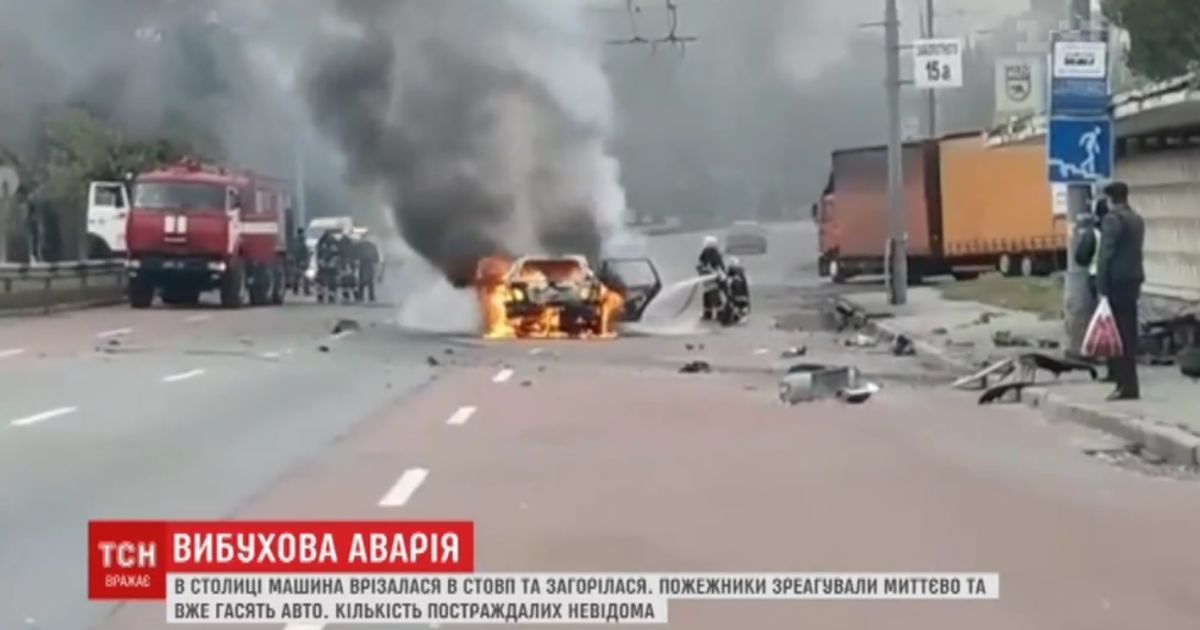 В Киеве авто влетело в столб на остановке и вспыхнуло