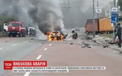 В Киеве авто влетело в столб на остановке и вспыхнуло
