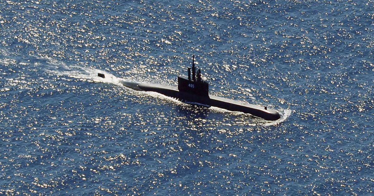 Поисковая операция в водах, где мог затонуть подводная лодка в Индонезии