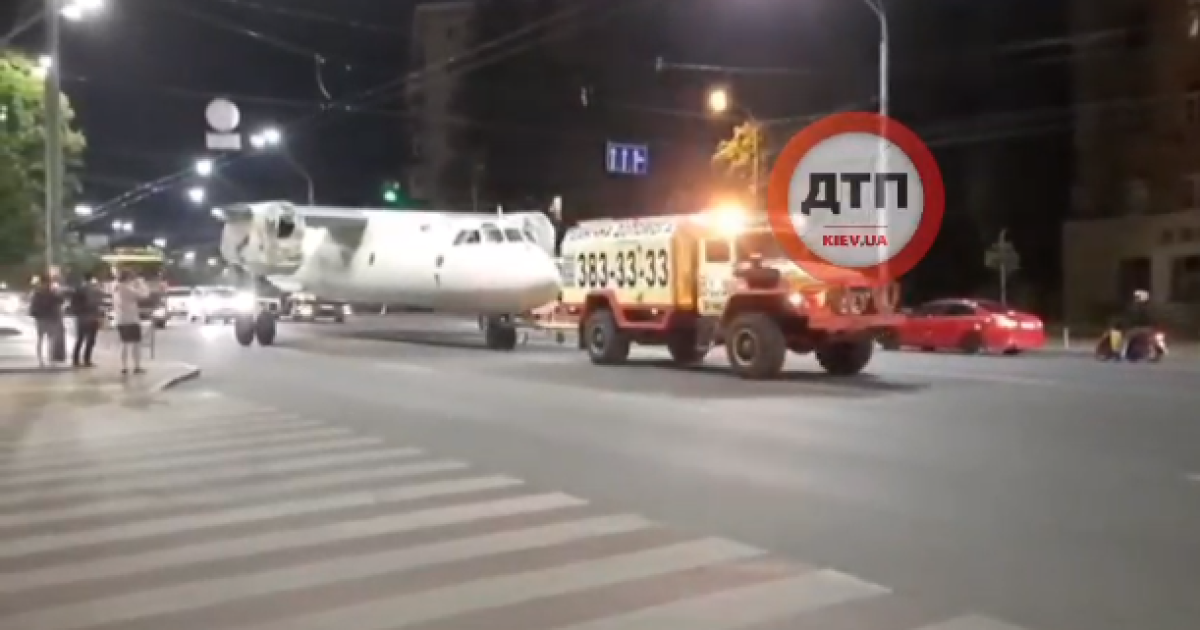"Не там припаркувався": вулицями Києва провезли літак (відео)