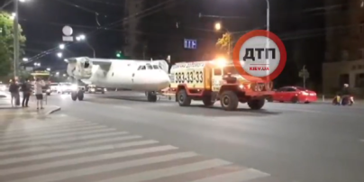 "Не там припарковался": по улицам Киева провезли самолет (видео)