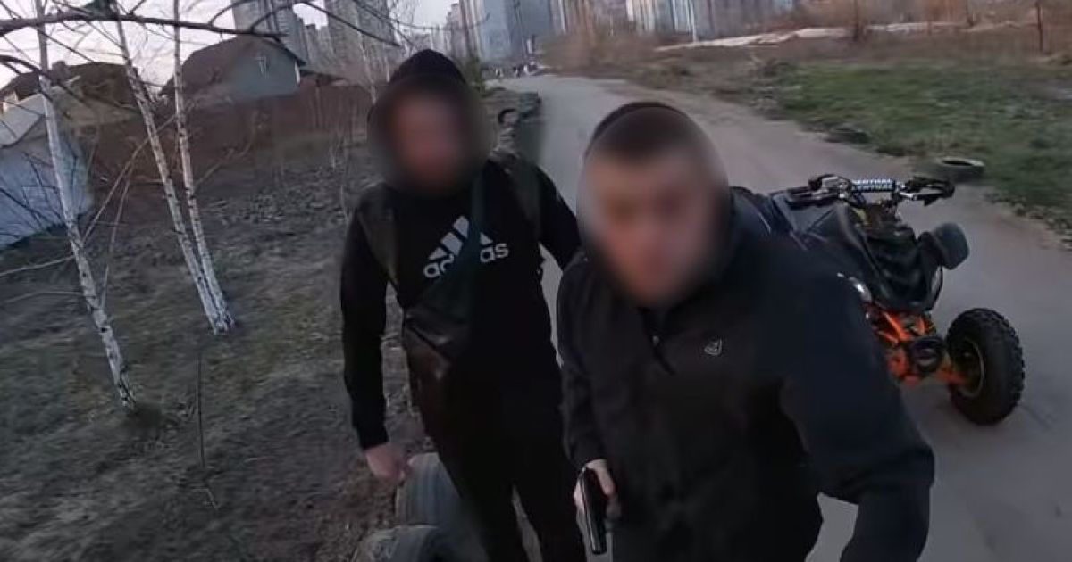 ГБР объявило подозрение полисмену, который хулиганил с пистолетом и травмировал водителя