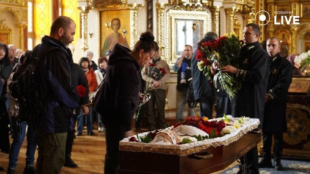 Фото з прощання з Володимиром Комаровим від Новини Live