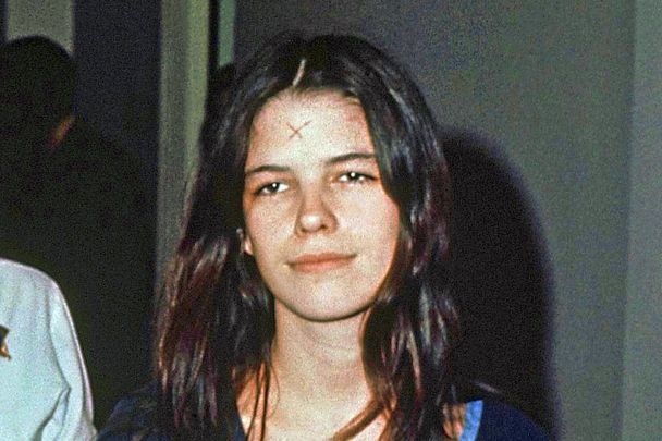 Это фото из архива 29 марта 1971 года, на котором изображен Лесли Ван Хаутен в изоляторе Лос-Анджелеса/AP