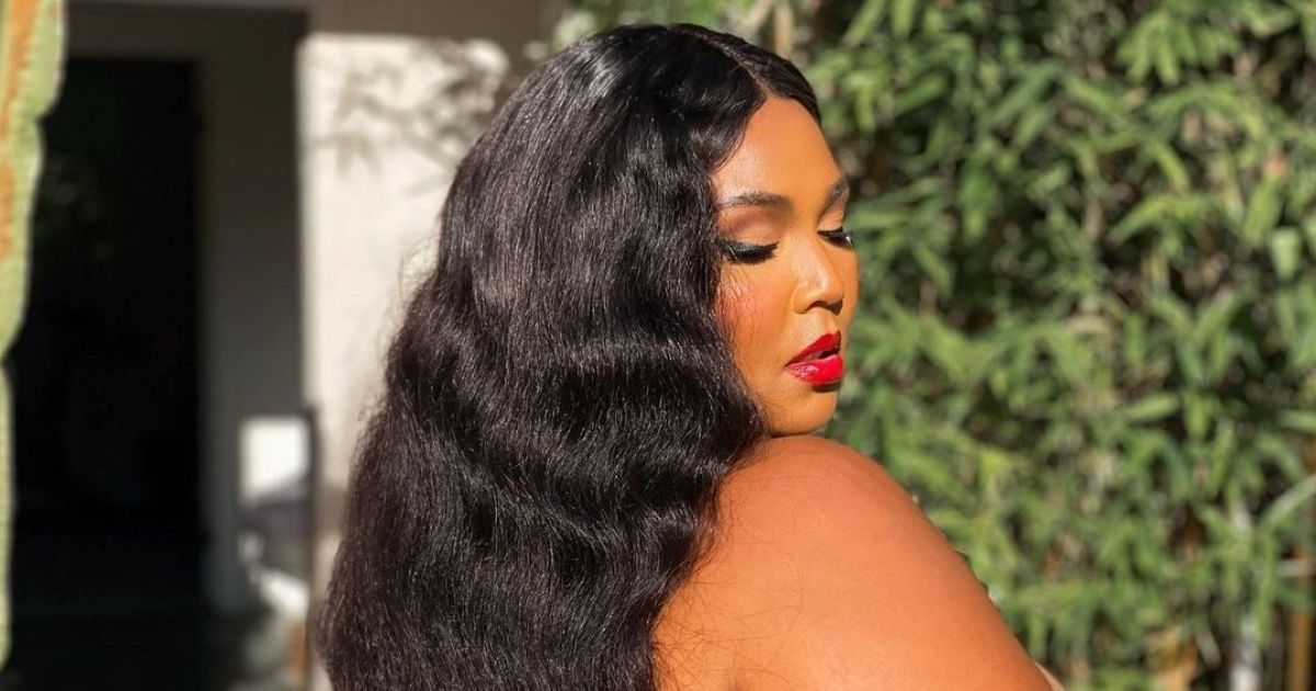 Дерзкая Lizzo в стрингах показала складки и потрясла целлюлитными бедрами на камеру