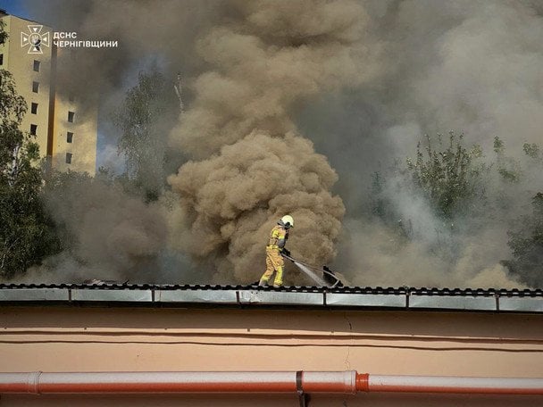 Удар по Чернігову забрав життя двох людей: рятувальники завершили ліквідацію наслідків кривавої російської атаки (фото)