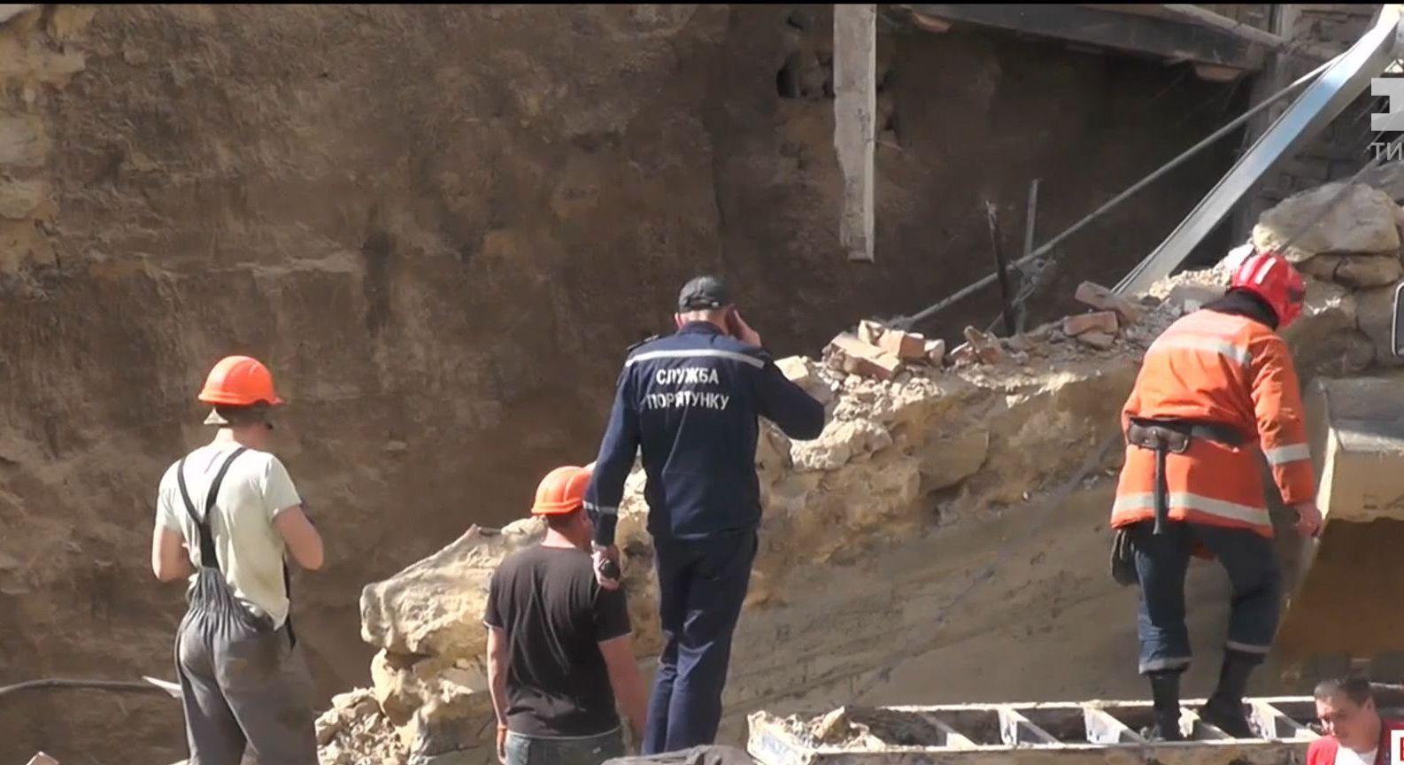 В центре Винницы произошел обвал стены на строительстве, три человека оказались под завалами
