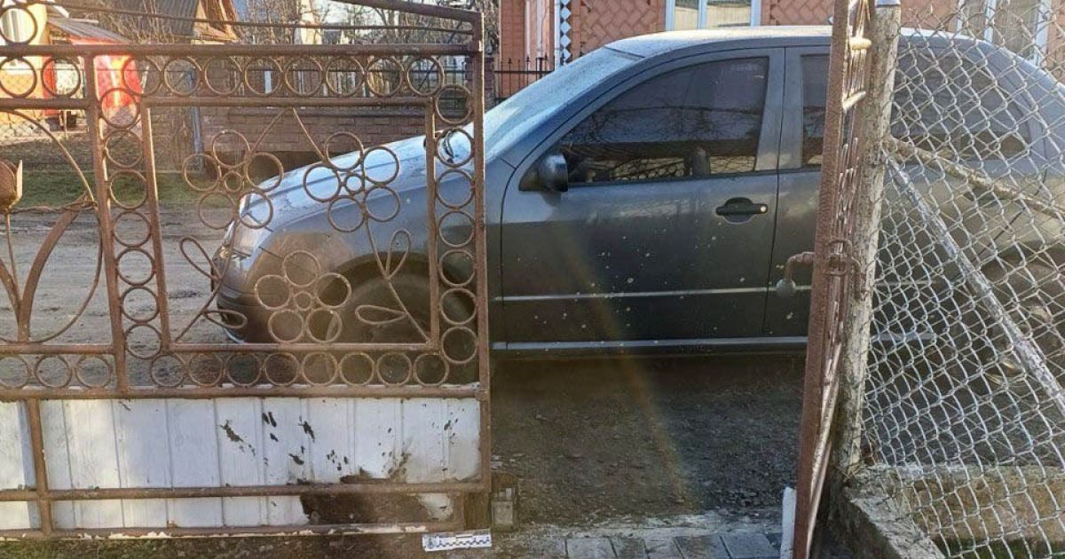 Місце вибуху біля будинку в. о. голови Костопільської територіальної громади