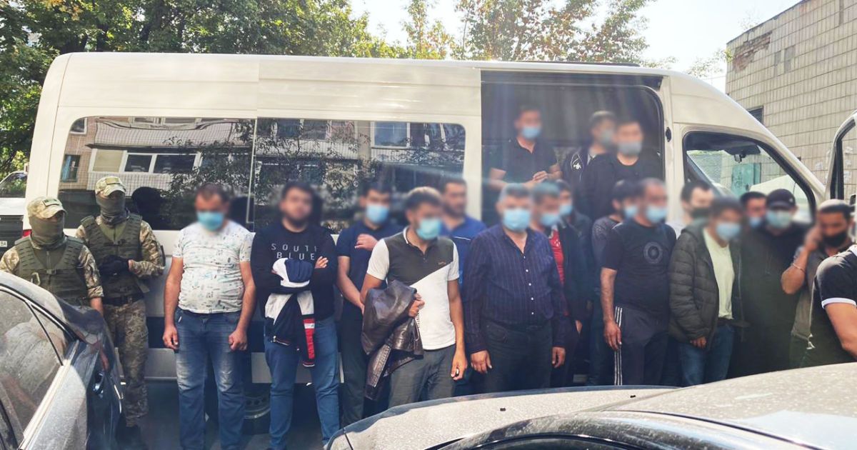 На рынке "Столичный" в Киеве пограничники разоблачили десятки нелегалов: появилось видео