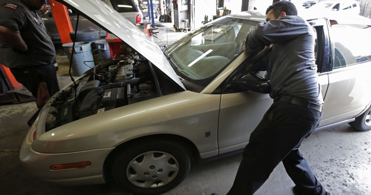 Названі основні звички водіїв, які можуть призвести до дорогого ремонту авто