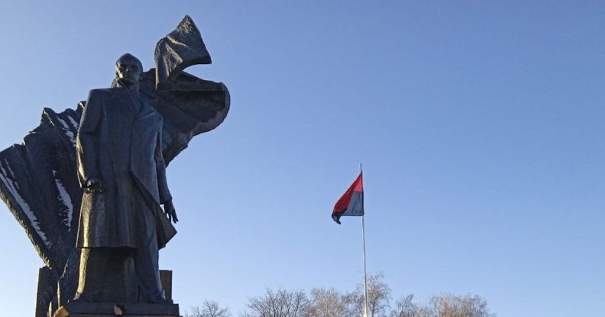 Второе надругательство за месяц: в центре Тернополя забросали яйцами памятник Степану Бандере