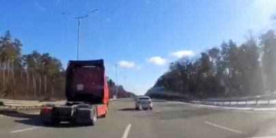 Шалена фура: поліцейським Києва довелося наздоганяти викрадену вантажівку
