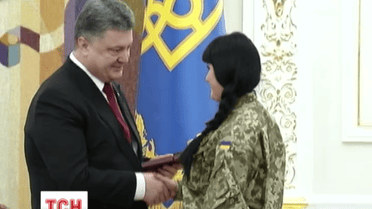 Напередодні 8 березня Порошенко нагородив сміливих жінок