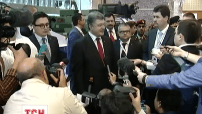 Порошенко договорился с ОАЭ о поставках в Украину оружия и техники