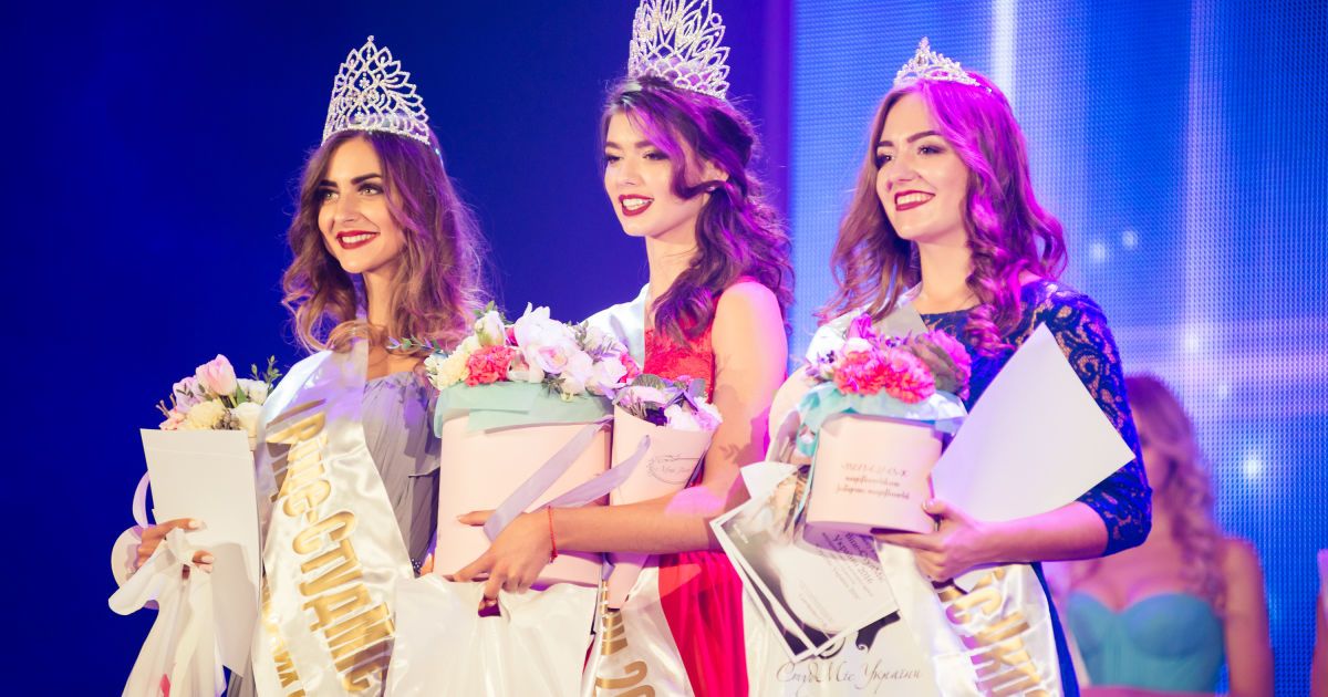 перша віце-міс Василіса Слебедюк, переможниця Анна Фатєєва, друга віце-міс Карина Забродіна / © прес-служба "СтудМіс України-2016"