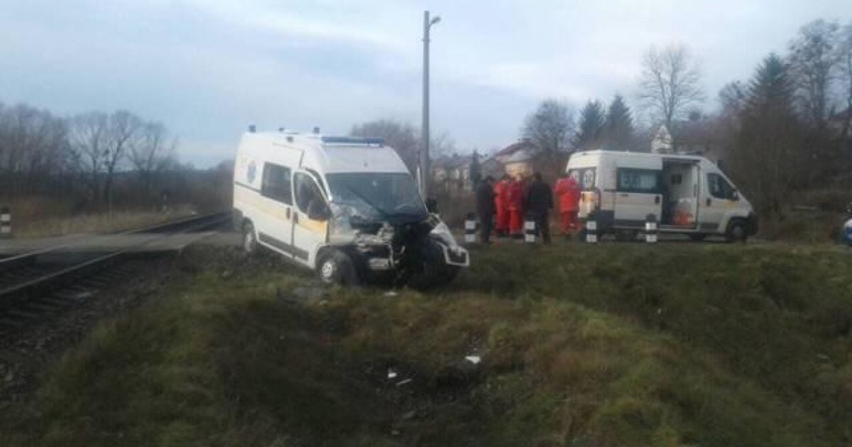На Львівщині швидка зіткнулася з поїздом, є постраждалі