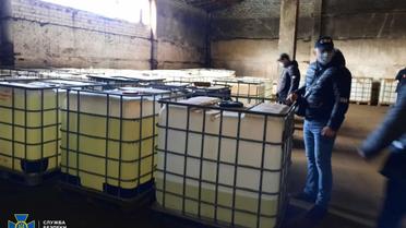 Виробництво й продаж спирту під виглядом антисептиків_4 / © Служба безопасности Украины