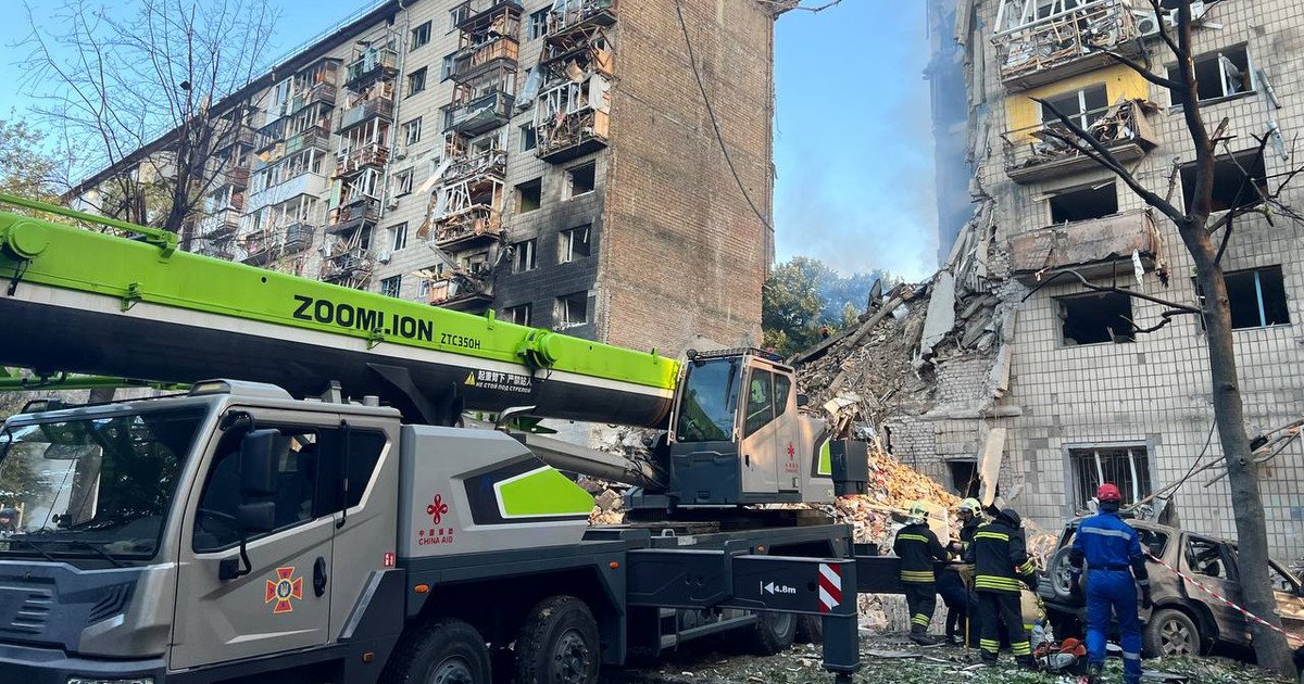 Разрушен целый подъезд дома в Соломенском районе Киева