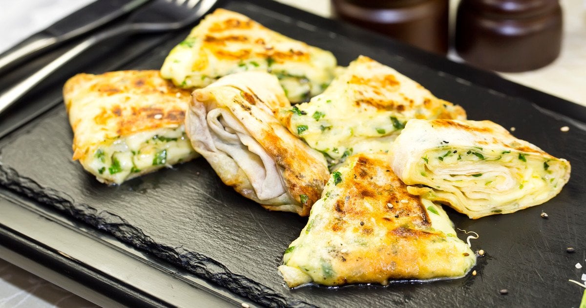 Лаваш с курицей плавленым сыром зеленью на сковороде: