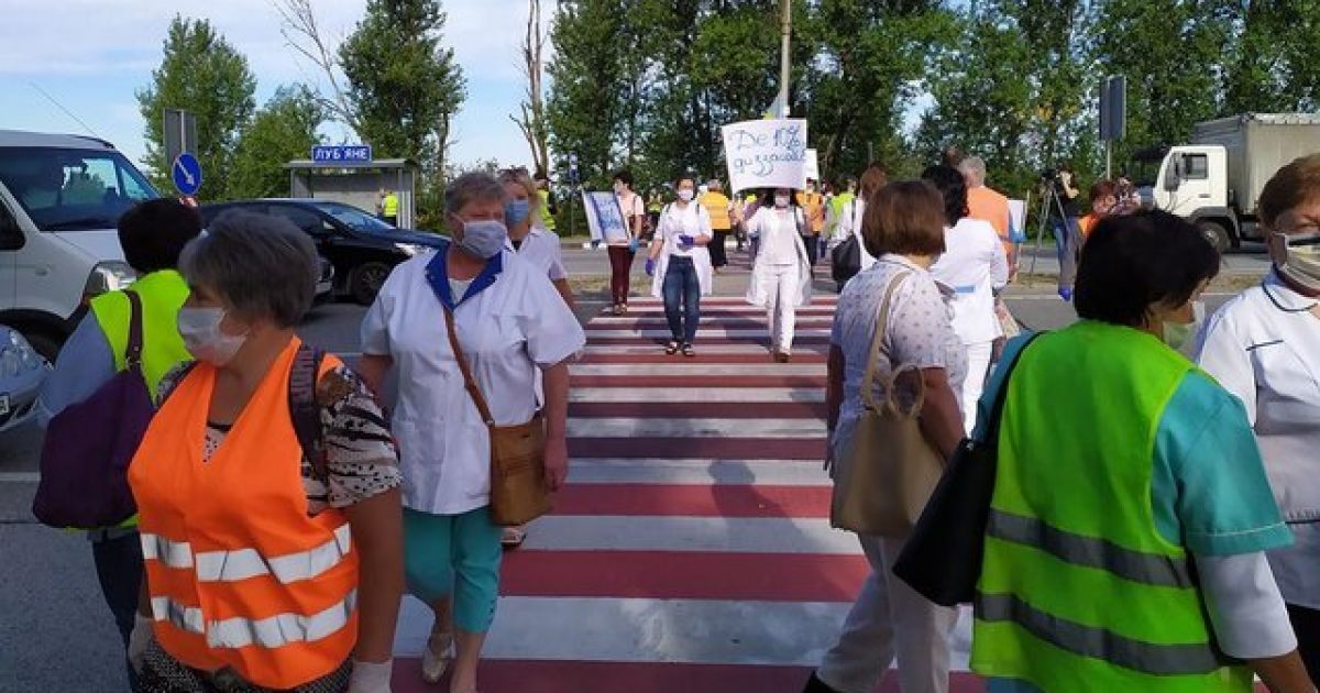 Работники львовской психбольницы перекрыли трассу Киев-Чоп