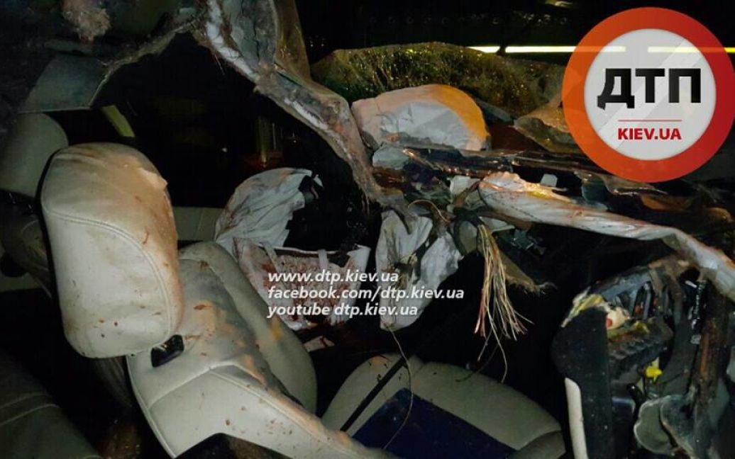 Пасажирка BMW, яка сиділа на передньому сидінні, загинула на місці. / © dtp.kiev.ua