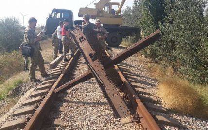 Блокада Крыма: перекрытая активистами железная дорога к заводу Фирташа и бизнес семьи руководителя "Укрзализныци"