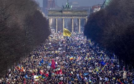 Вийшли сотні тисяч людей: в Європі розпочалися масові мітинги проти війни в Україні (фото)