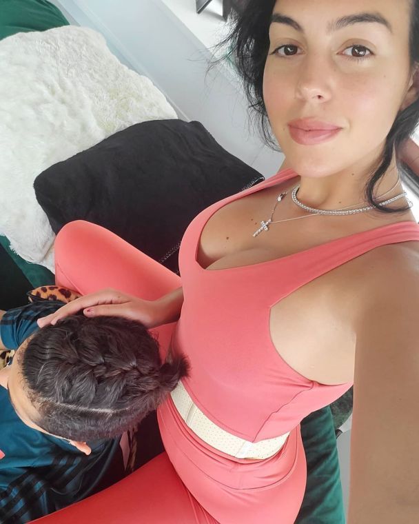 instagram.com/georginagio