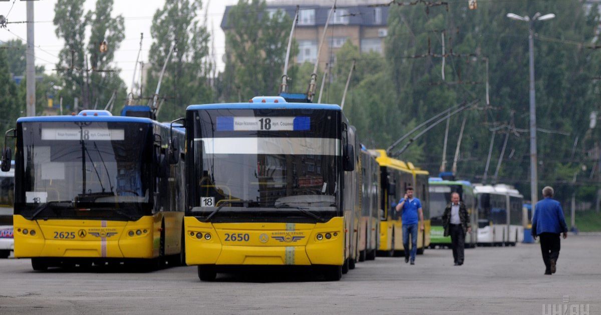 У Києві змінено рух тролейбусів маршруту №16 через аварію на водопровідній мережі