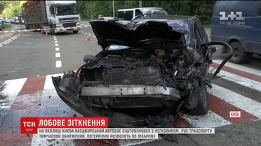 На околиці Києва автобус з пасажирами зіштовхнувся з легковиком