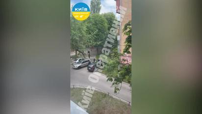 Нападение посреди белого дня: в Киеве вооруженные мужчины в масках били прохожих