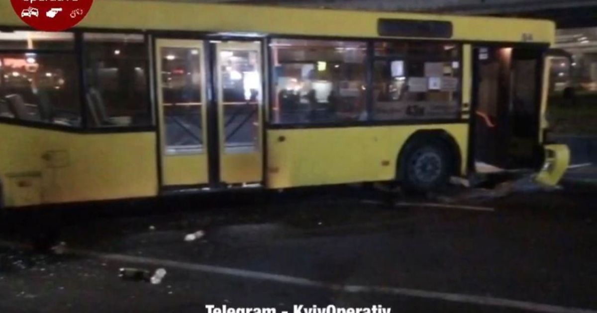 В Киеве на Выдубичах автобус на скорости "влетел" в продуктовую палатку: есть пострадавшие