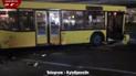 В Киеве на Выдубичах автобус на скорости "влетел" в продуктовую палатку: есть пострадавшие