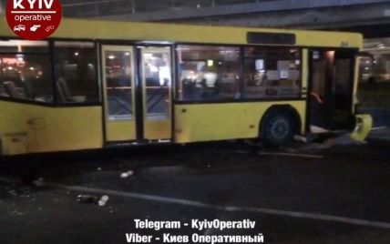 В Киеве на Выдубичах автобус на скорости "влетел" в продуктовую палатку: есть пострадавшие