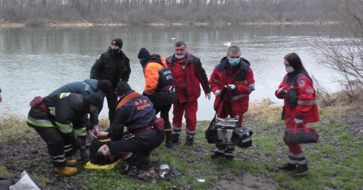 Намагалася вкоротити собі віку: у Чернігові жінка кинулася в крижану воду з мосту
