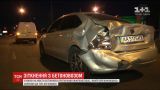 Возле столичного метро Петровка бетоновоз протаранил газель