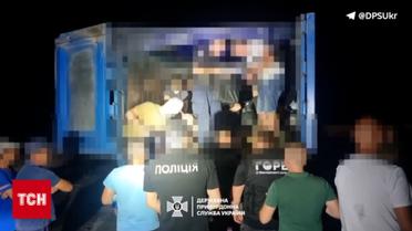 Аж 41 ухилянт у кузові замість зерна! "Улов" на кордоні!