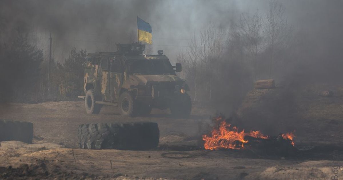 Дозорное авто подорвалось на фугасе. Иллюстрация