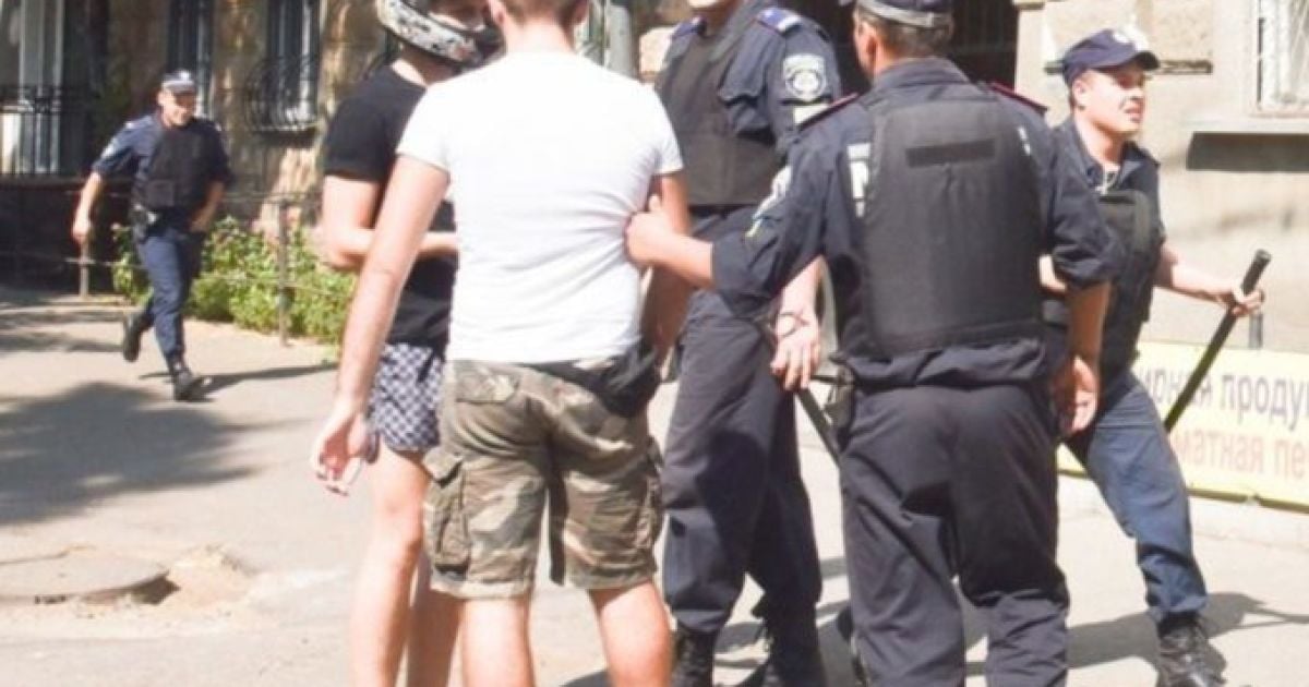 Правоохранители задержали более десяти молодых людей, которые напали на геев в Одессе