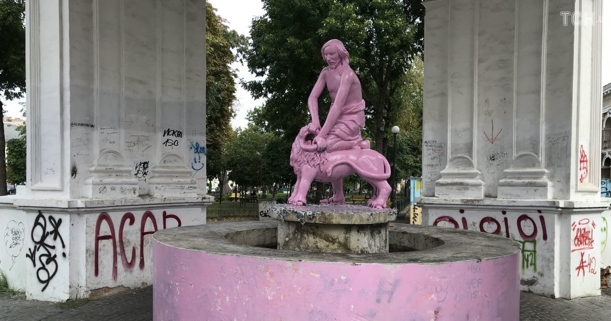 У Києві упіймали молодиків, які пофарбували фонтан "Самсон" в рожевий колір