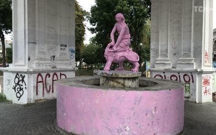 У Києві упіймали молодиків, які пофарбували фонтан "Самсон" в рожевий колір