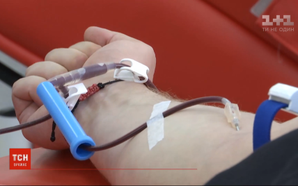 День донора: медики и волонтеры призывают украинцев поделиться своей кровью