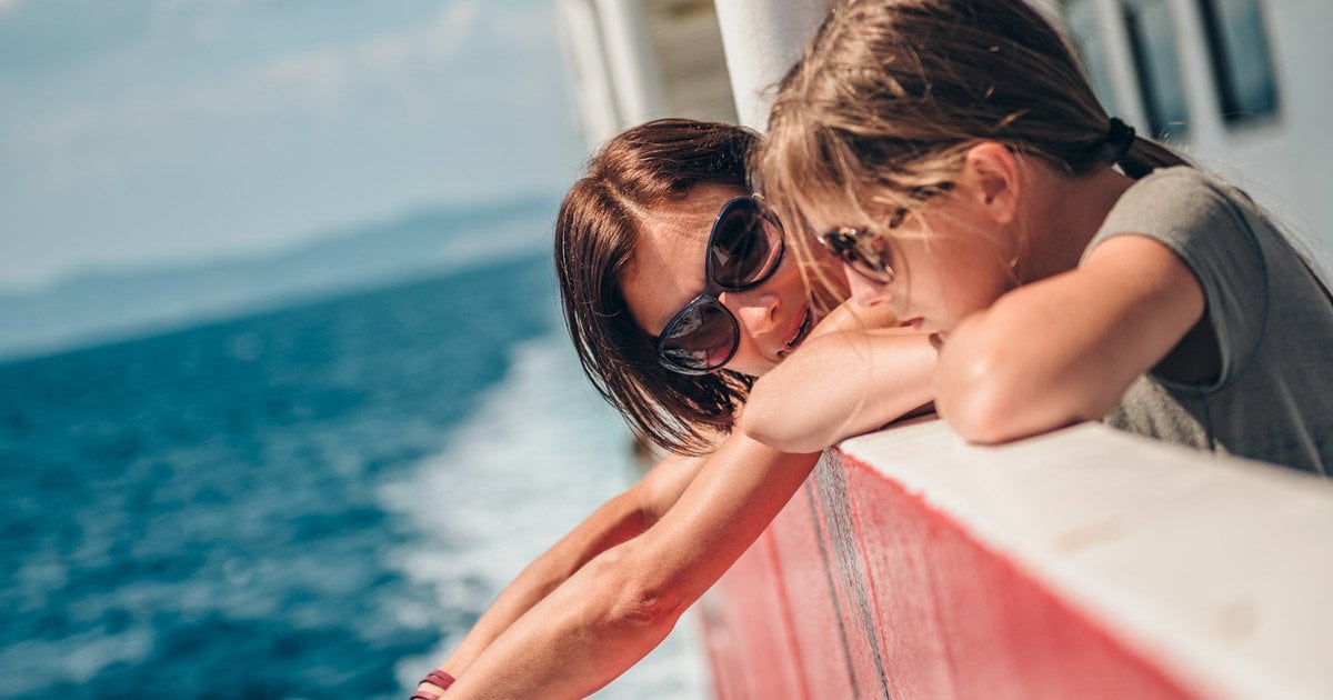 Мати з донькою на судні в морі