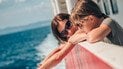 Мати з донькою на судні в морі