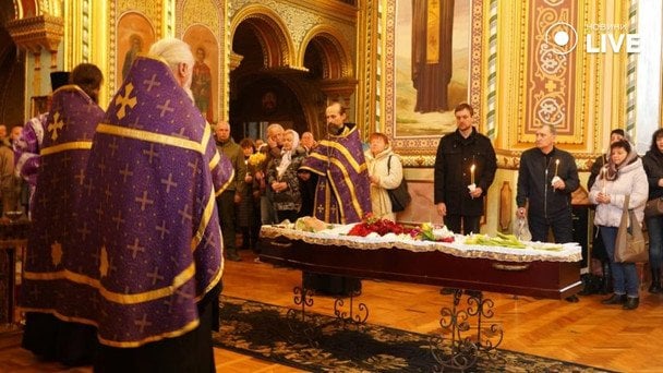 Фото з прощання з Володимиром Комаровим від Новини Live