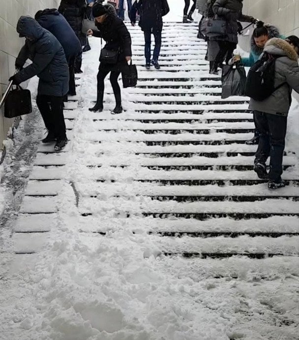 Кияни спускаються у підземний перехід / Фото Дмитро Перов